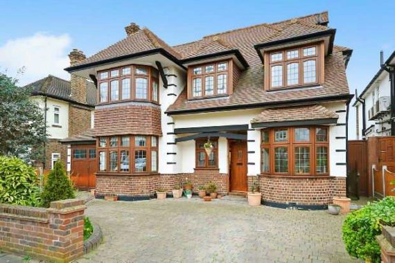 6 bedroom Detached f...